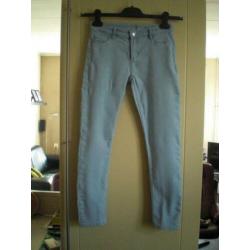 Mooie Lichtblauwe Skinny fit& Demin . Maat 146