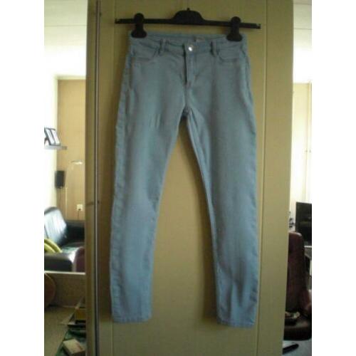 Mooie Lichtblauwe Skinny fit& Demin . Maat 146