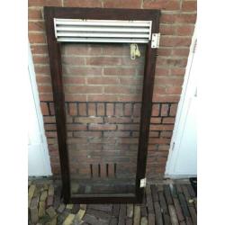 Vier hardhouten kozijnen.