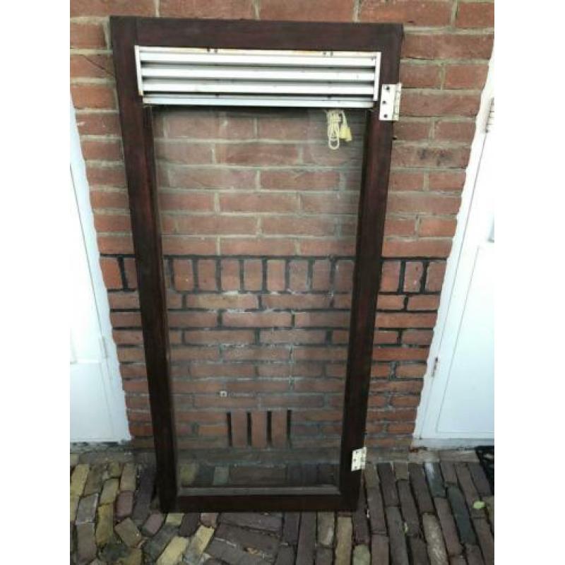 Vier hardhouten kozijnen.