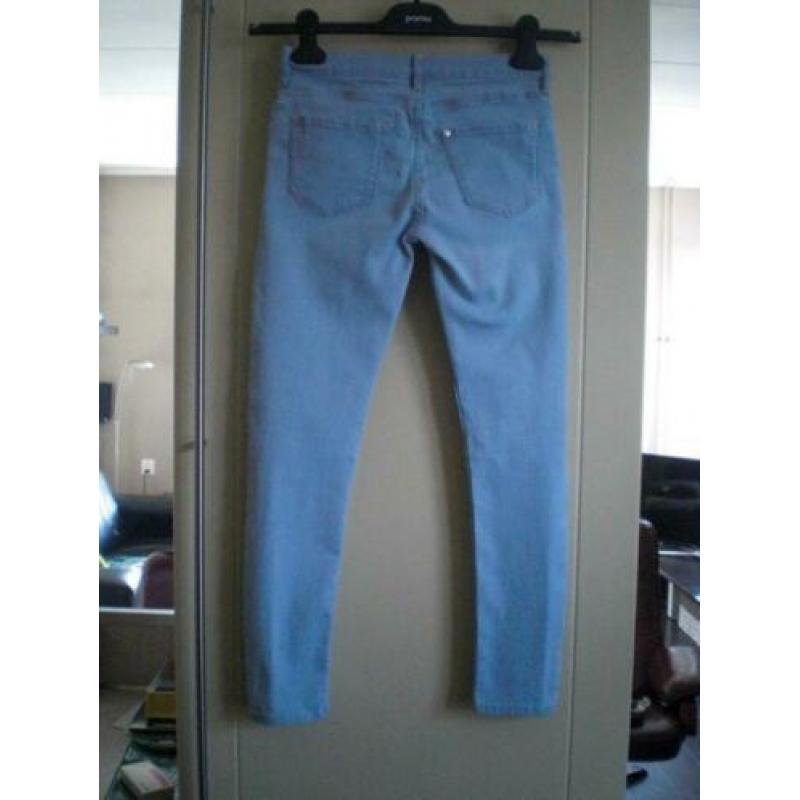 Mooie Lichtblauwe Skinny fit& Demin . Maat 146