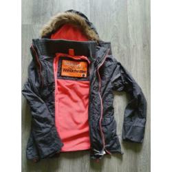 Superdry tussenjas valt als s / smalle m