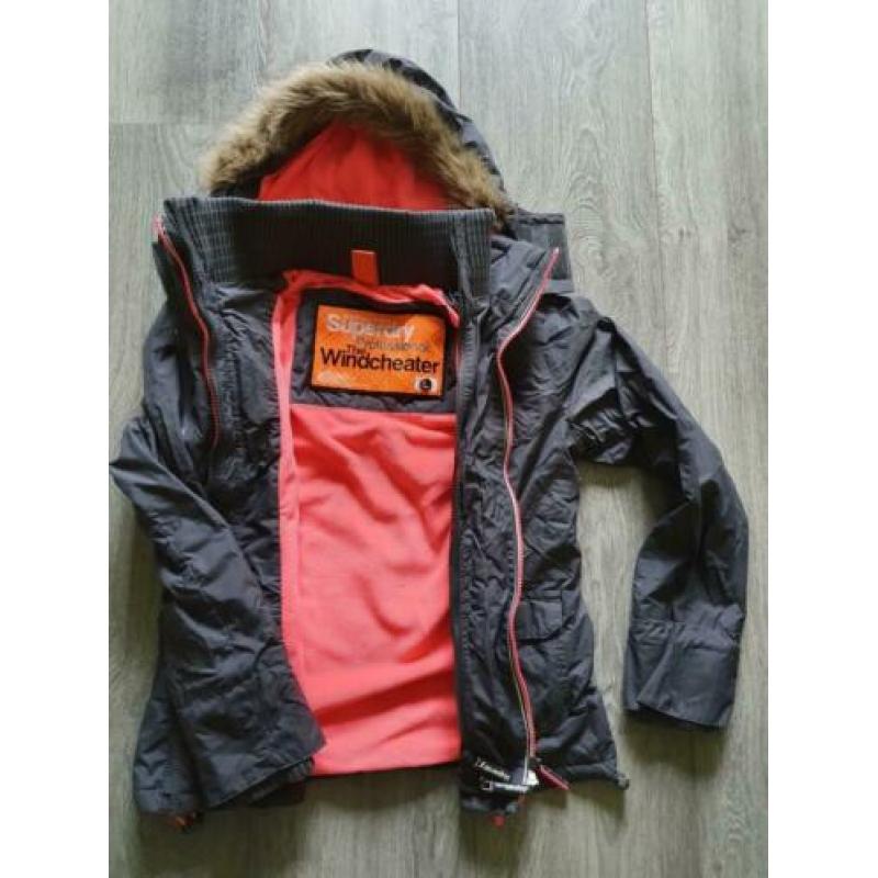 Superdry tussenjas valt als s / smalle m