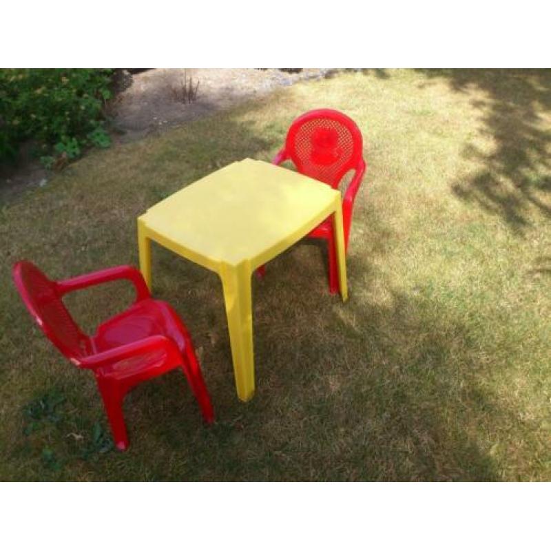 Kindertafel voor buiten en binnen.