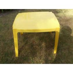 Kindertafel voor buiten en binnen.