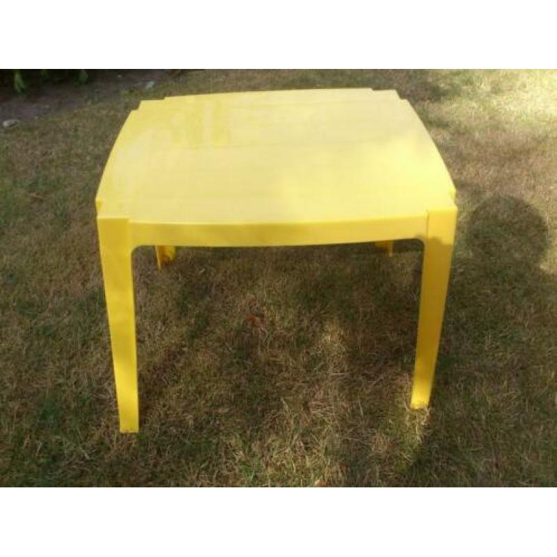 Kindertafel voor buiten en binnen.