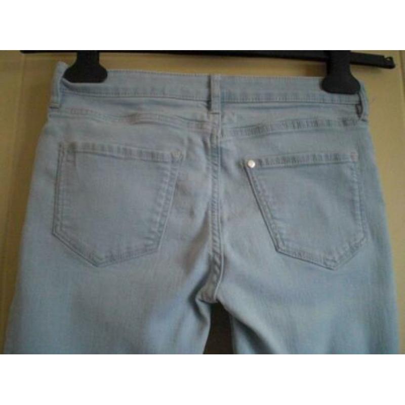 Mooie Lichtblauwe Skinny fit& Demin . Maat 146
