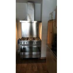 De oven is bijna niet gebruikt. Het fornuis is 90 cm breed.