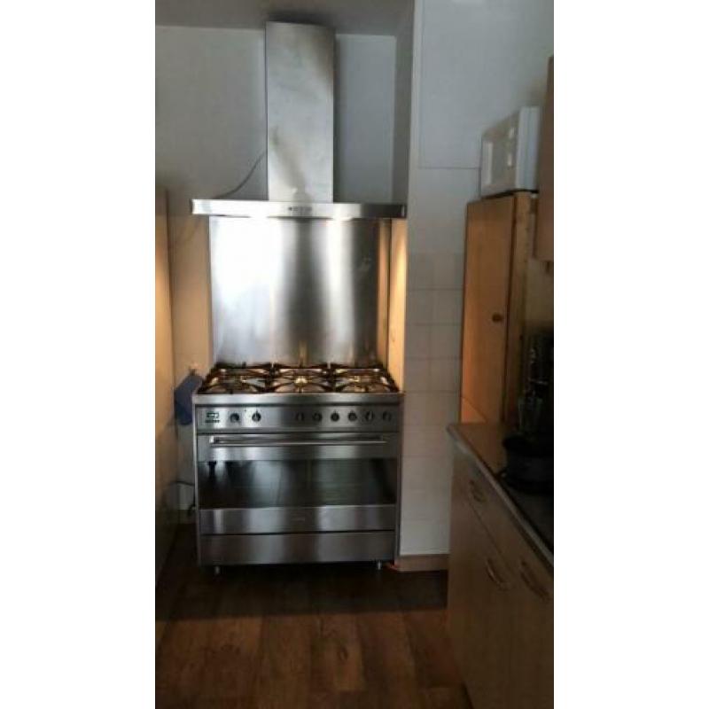 De oven is bijna niet gebruikt. Het fornuis is 90 cm breed.