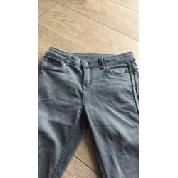 Zgan grijze skinny jeans met bies maat 152