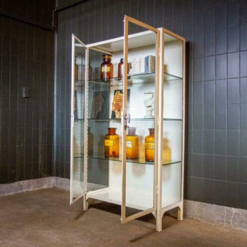 Vintage Industriële Ijzeren Dokters Vitrinekast Wit Robuust