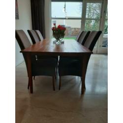 Eettafel met zes stoelen