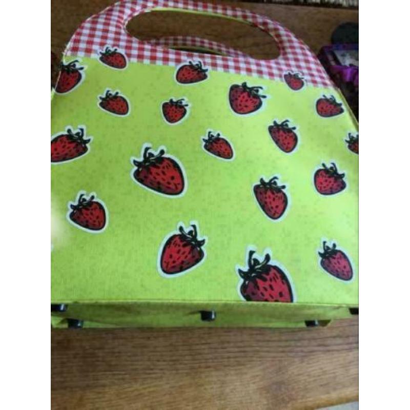 BASIL fietstas, limited edition , met Aardbeiprint