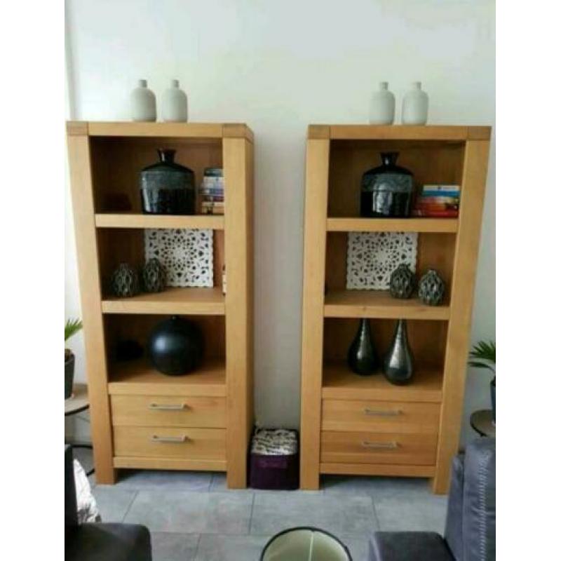 2 gelijke boekenkasten.