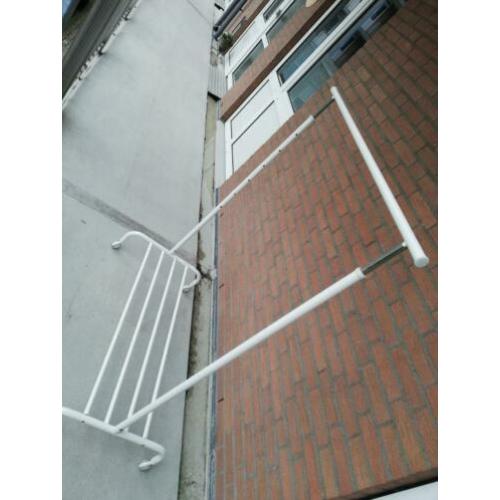Kledingrek wit op wielen
