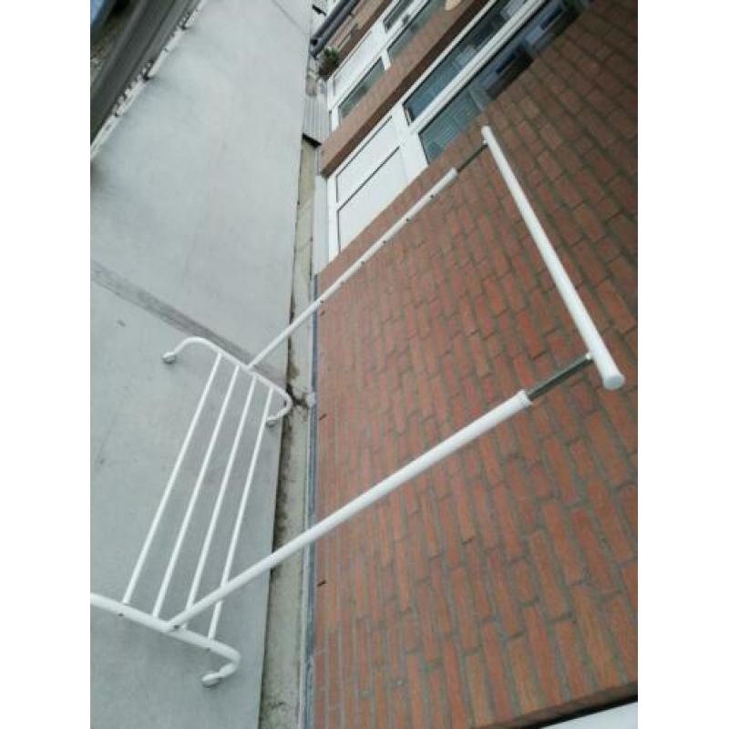 Kledingrek wit op wielen