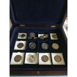 Mooie cassette gevuld met 15 div. Munten gededeluk zilver