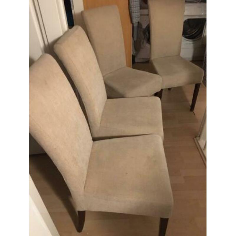 4 Eettafel stoelen, beige stof met donker houten poten