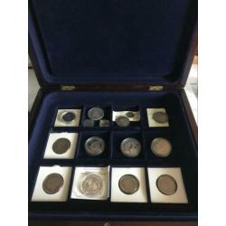 Mooie cassette gevuld met 15 div. Munten gededeluk zilver