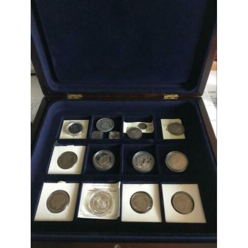 Mooie cassette gevuld met 15 div. Munten gededeluk zilver