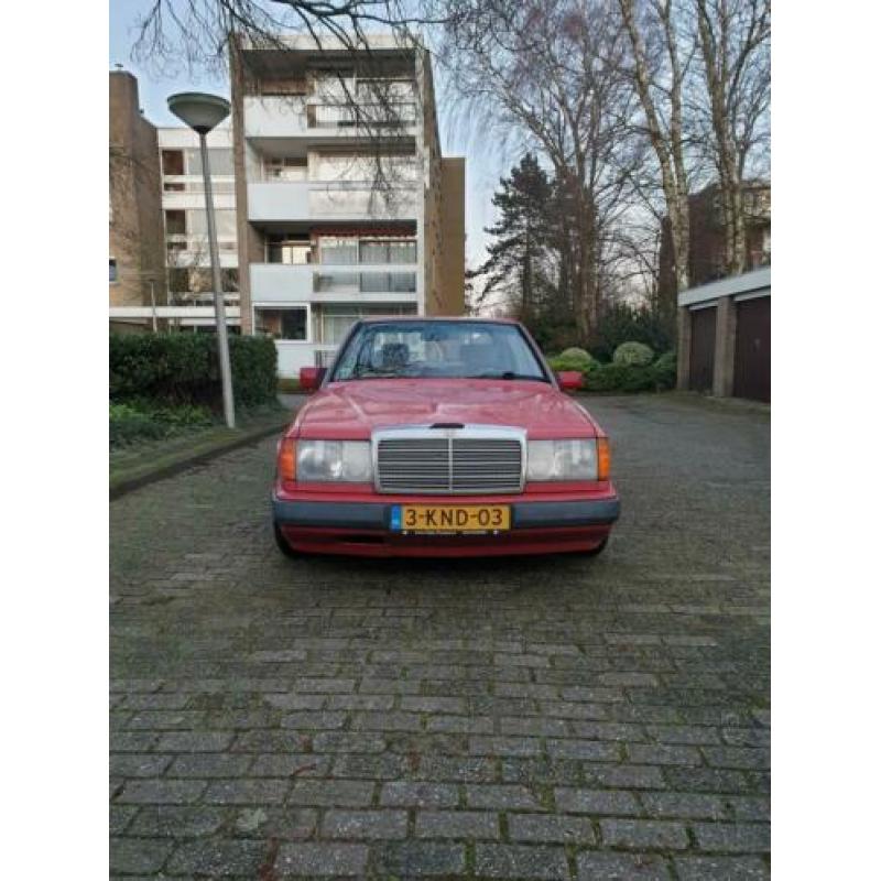 Mercedes 230 E 1985 Rood