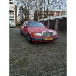 Mercedes 230 E 1985 Rood