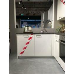 Spetterende hoogglans showroomkeuken elgin wit 281 x188 cm