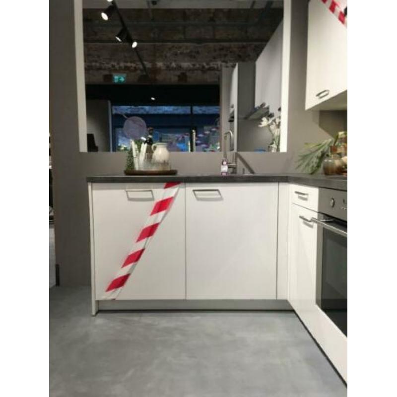 Spetterende hoogglans showroomkeuken elgin wit 281 x188 cm