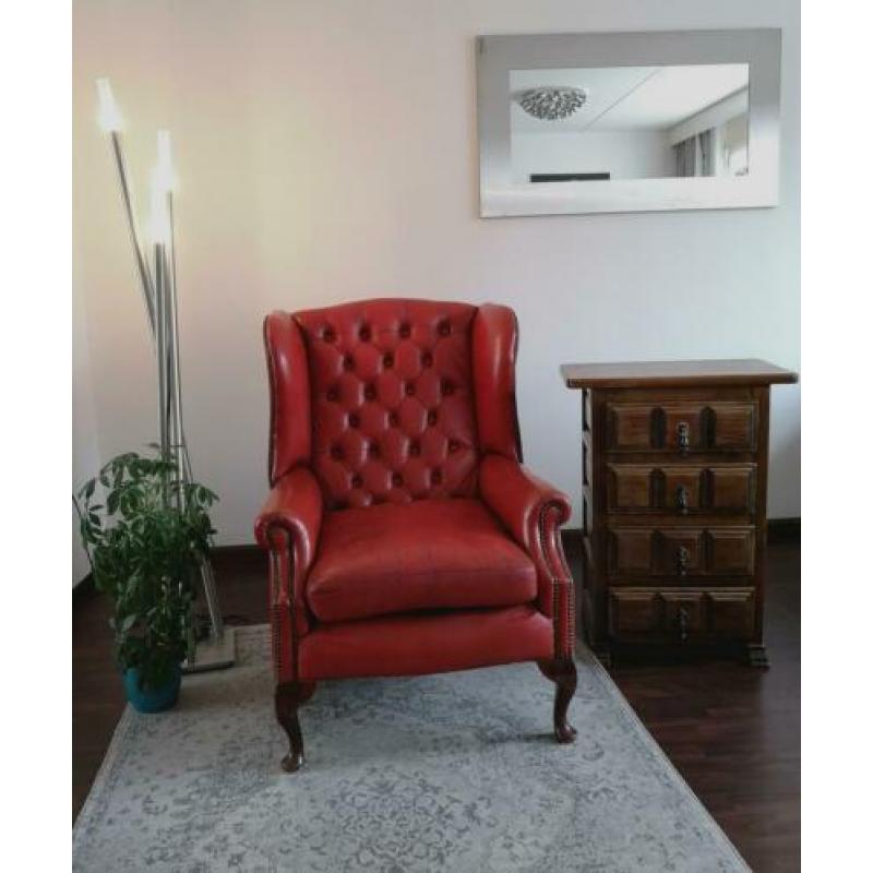 Chesterfield scharlaken oxblood rood leren fauteuil mancave