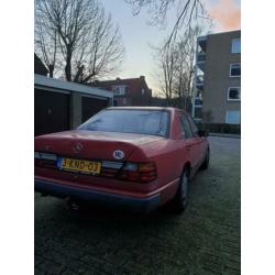 Mercedes 230 E 1985 Rood