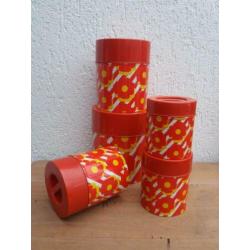Funky blikken. Vintage bloemen trommels. Deens design