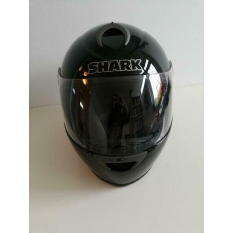 Zgan motorhelm zwart merk SHARK. Normale damesmaat.