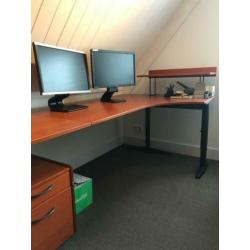 Inrichting werkruimte bureau met kasten