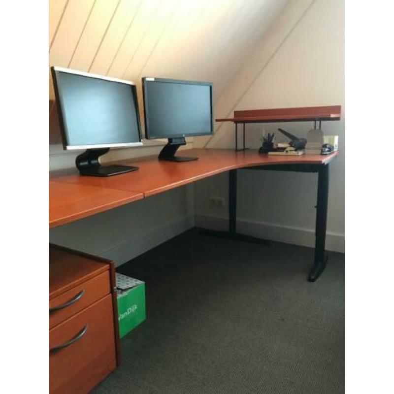 Inrichting werkruimte bureau met kasten