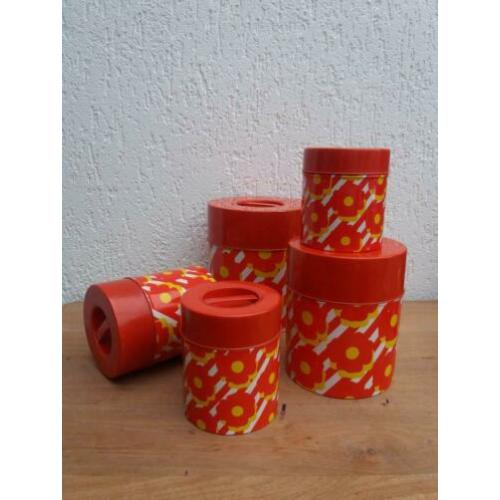 Funky blikken. Vintage bloemen trommels. Deens design