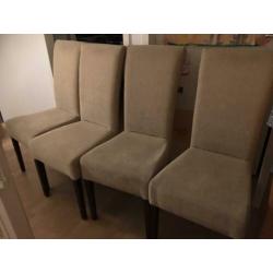 4 Eettafel stoelen, beige stof met donker houten poten