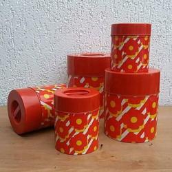 Funky blikken. Vintage bloemen trommels. Deens design
