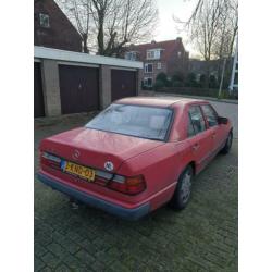 Mercedes 230 E 1985 Rood