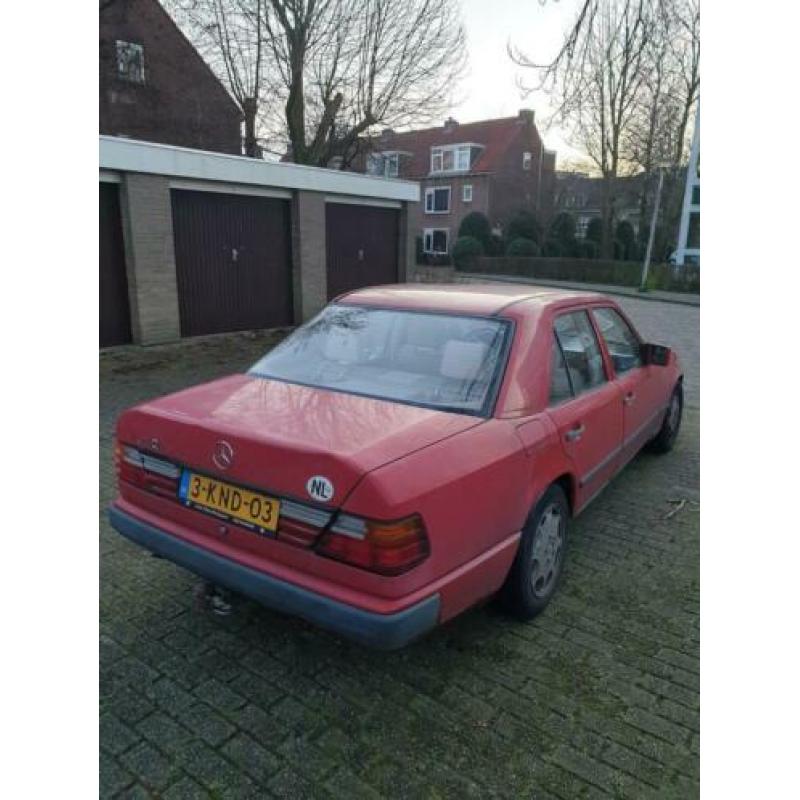 Mercedes 230 E 1985 Rood