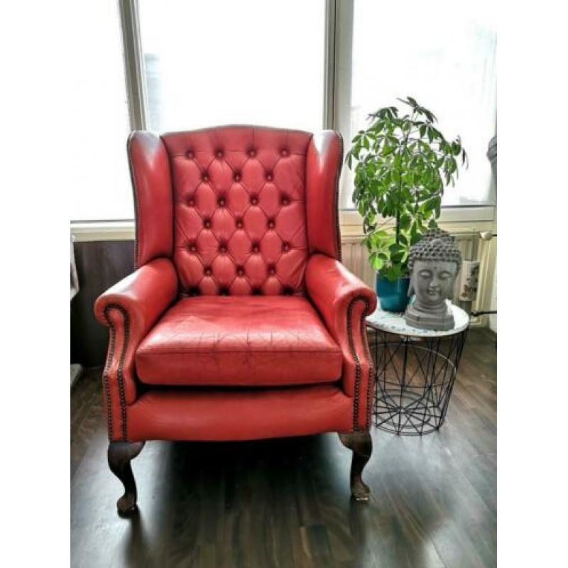 Chesterfield scharlaken oxblood rood leren fauteuil mancave