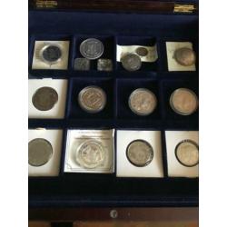 Mooie cassette gevuld met 15 div. Munten gededeluk zilver
