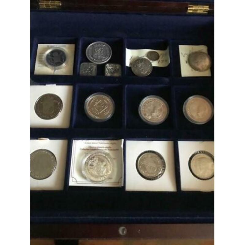 Mooie cassette gevuld met 15 div. Munten gededeluk zilver