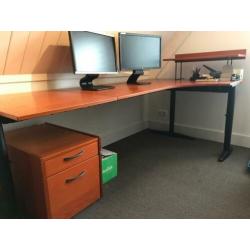Inrichting werkruimte bureau met kasten