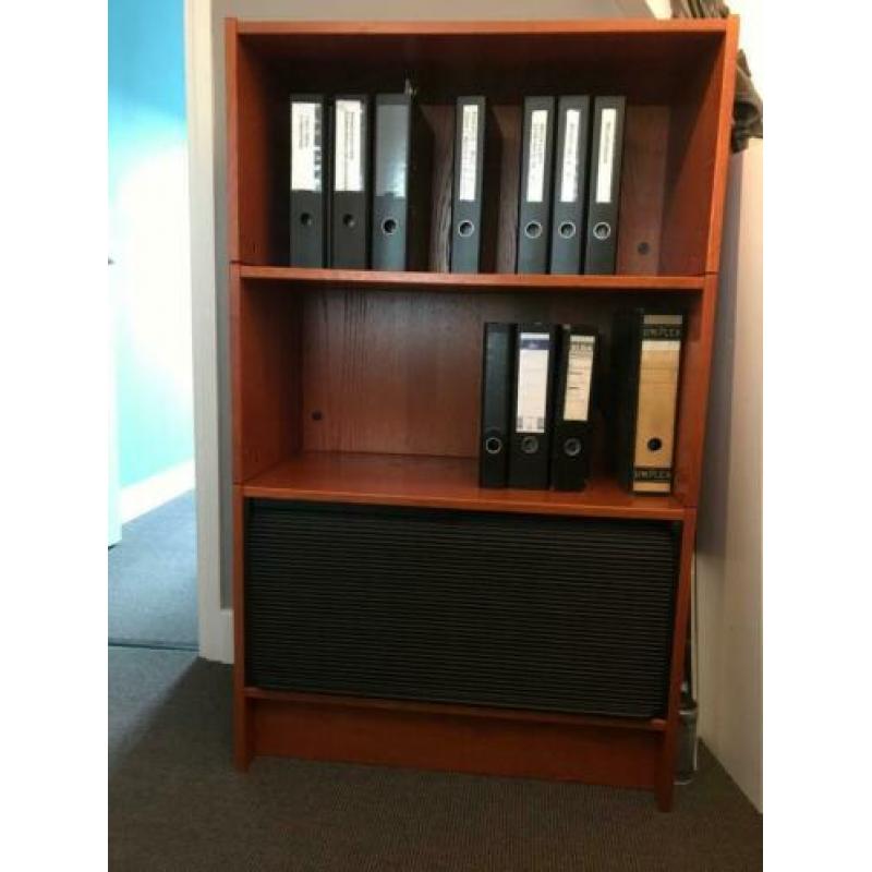 Inrichting werkruimte bureau met kasten