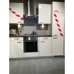Spetterende hoogglans showroomkeuken elgin wit 281 x188 cm
