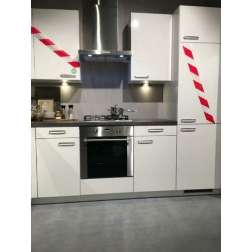 Spetterende hoogglans showroomkeuken elgin wit 281 x188 cm