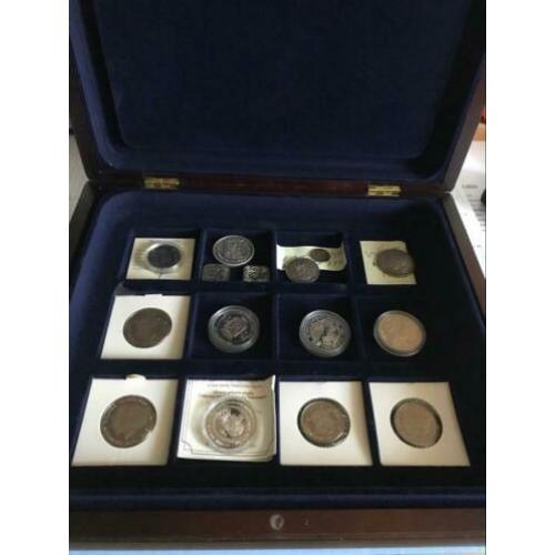 Mooie cassette gevuld met 15 div. Munten gededeluk zilver