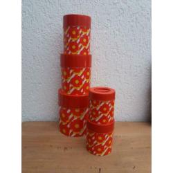 Funky blikken. Vintage bloemen trommels. Deens design