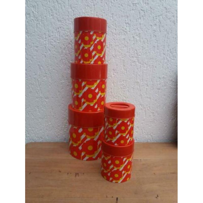 Funky blikken. Vintage bloemen trommels. Deens design