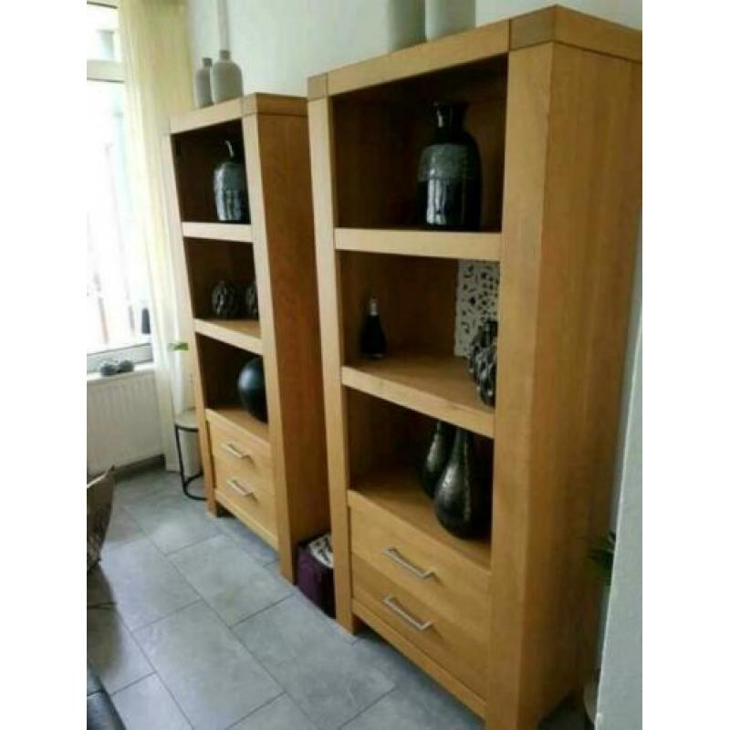 2 gelijke boekenkasten.